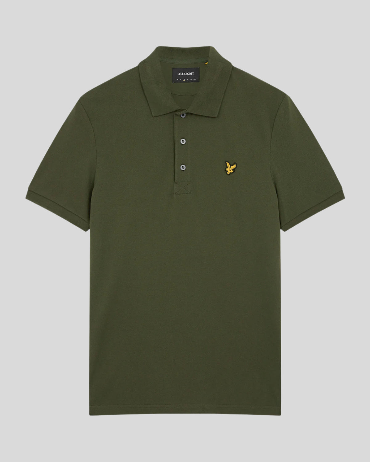 Man draagt een katoenen poloshirt in olijfgroen