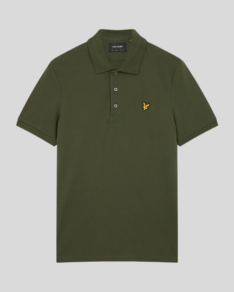 Man draagt een katoenen poloshirt in olijfgroen