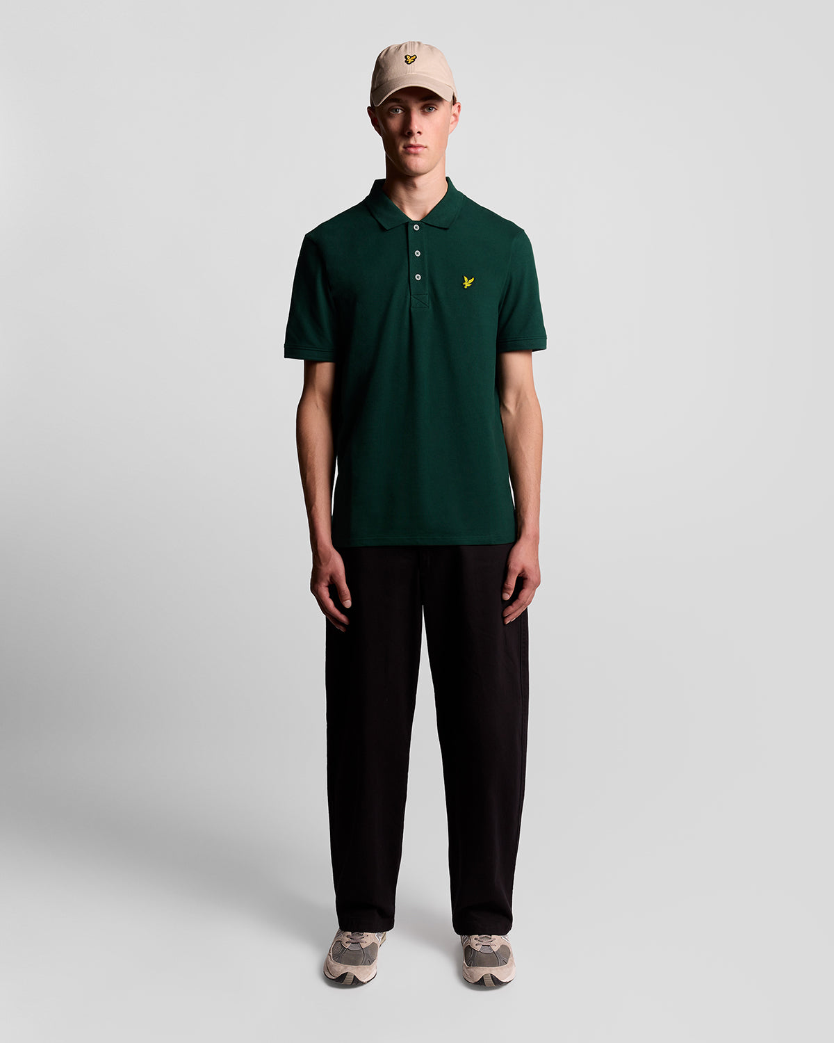 Hombre con polo de algodón en color verde oscuro