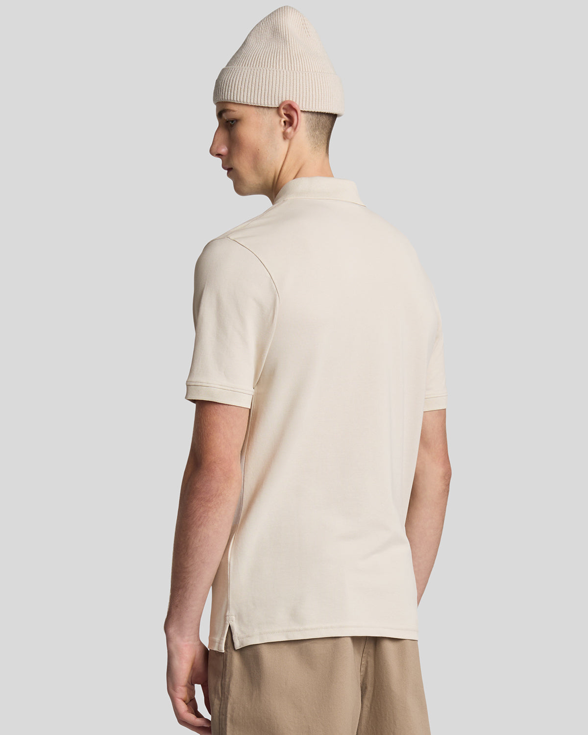 Mann trägt ein Baumwoll-Poloshirt in Cove