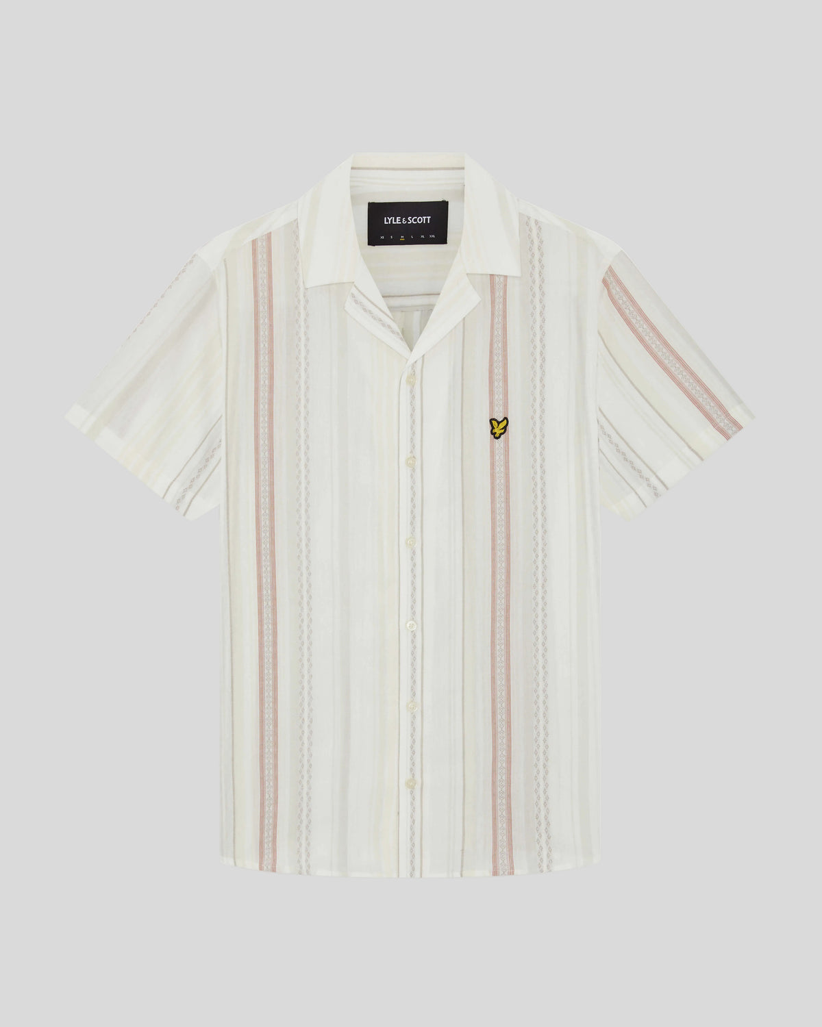 Un homme porte une chemise à manches courtes à rayures en zigzag, couleur naturelle