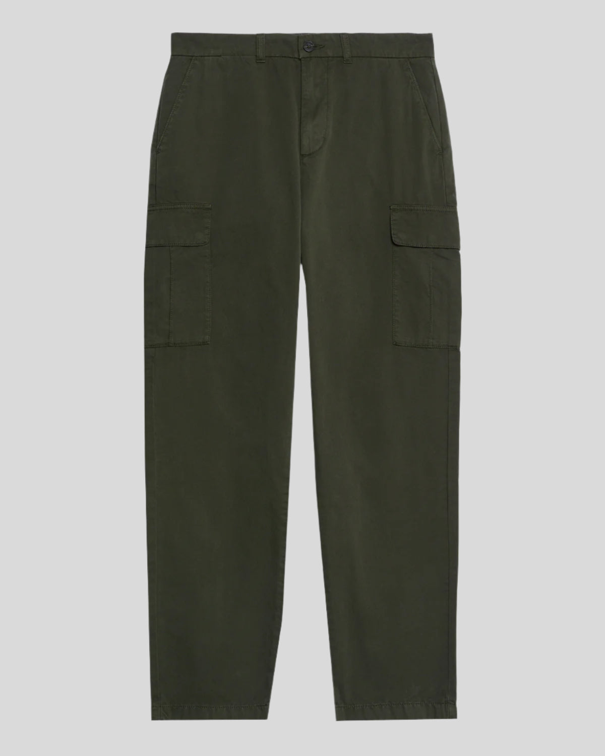 Homme portant un pantalon cargo à poches, couleur olive