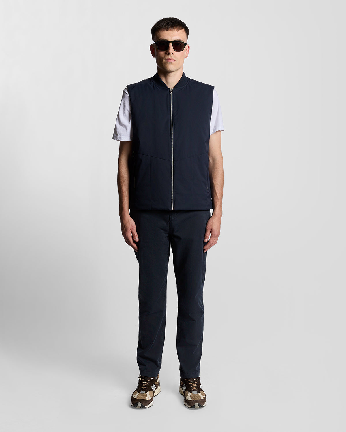 Uomo con pantaloni chino a gamba dritta in blu scuro