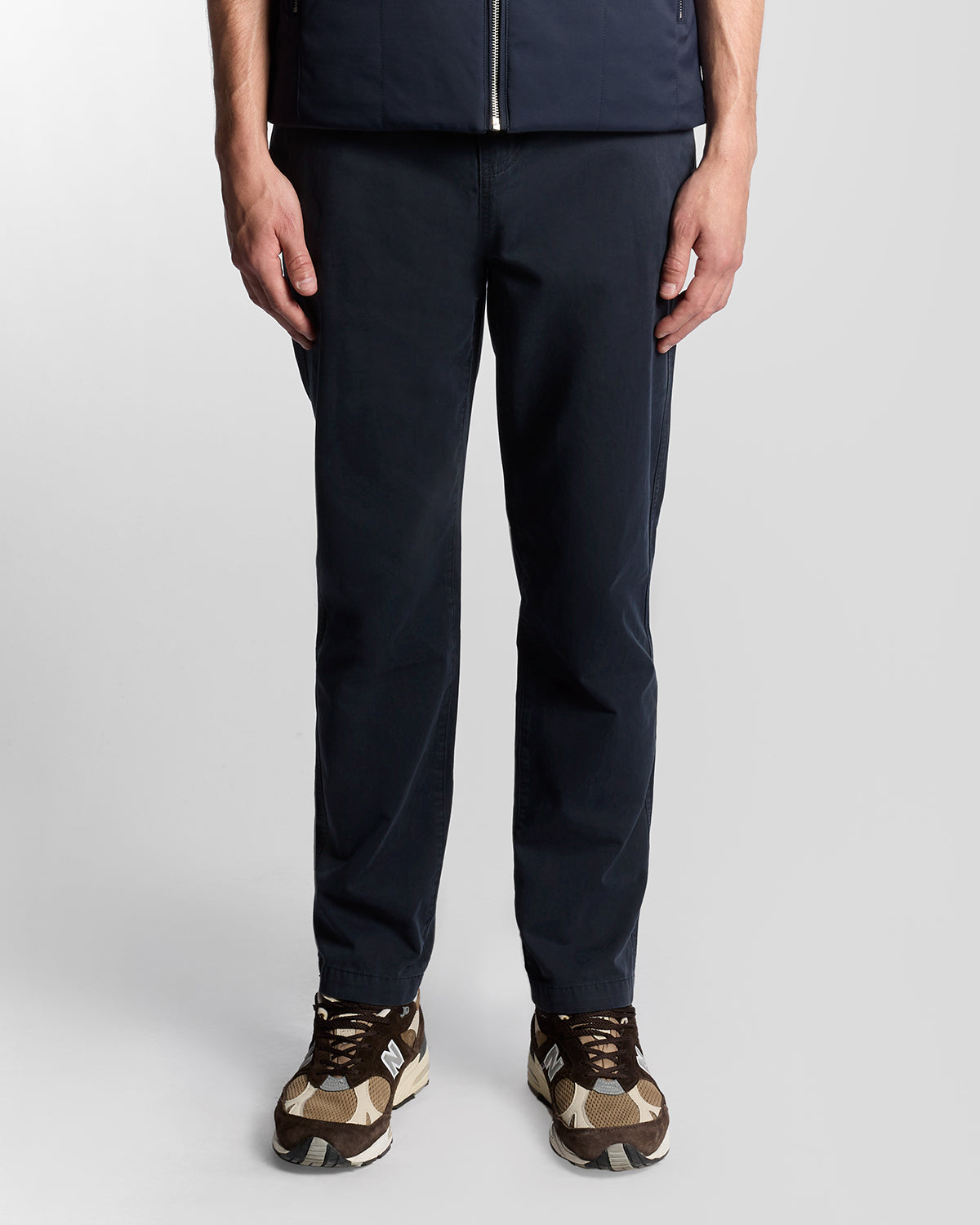 Uomo con pantaloni chino a gamba dritta in blu scuro