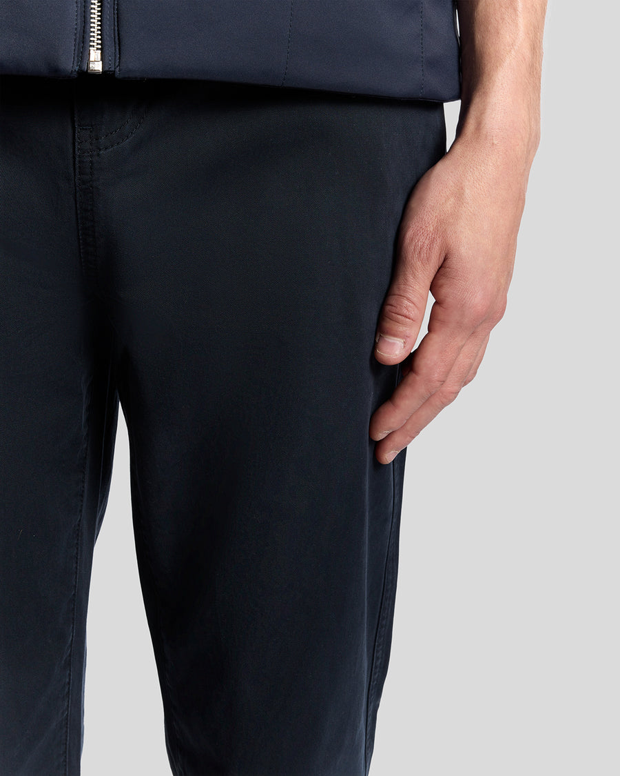 Uomo con pantaloni chino a gamba dritta in blu scuro