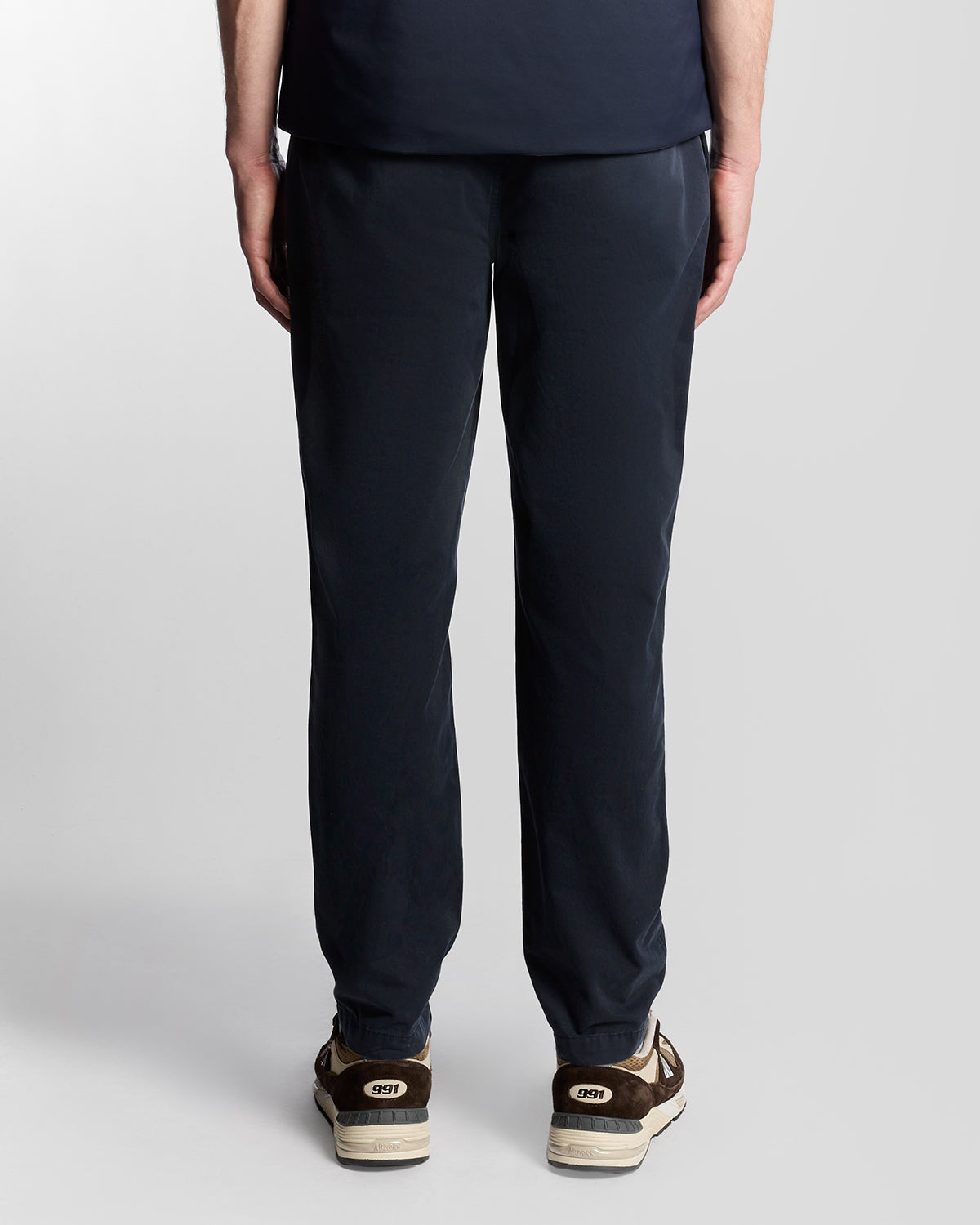 Uomo con pantaloni chino a gamba dritta in blu scuro