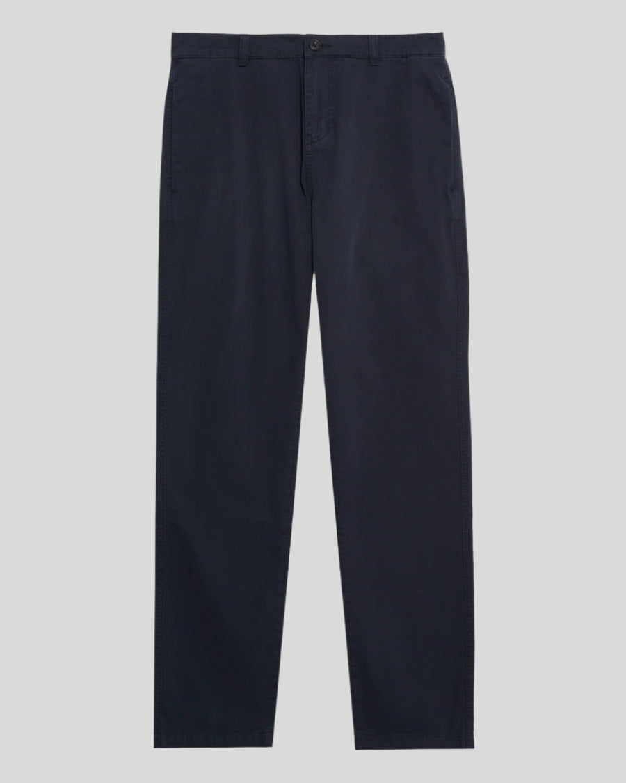 Uomo con pantaloni chino a gamba dritta in blu scuro