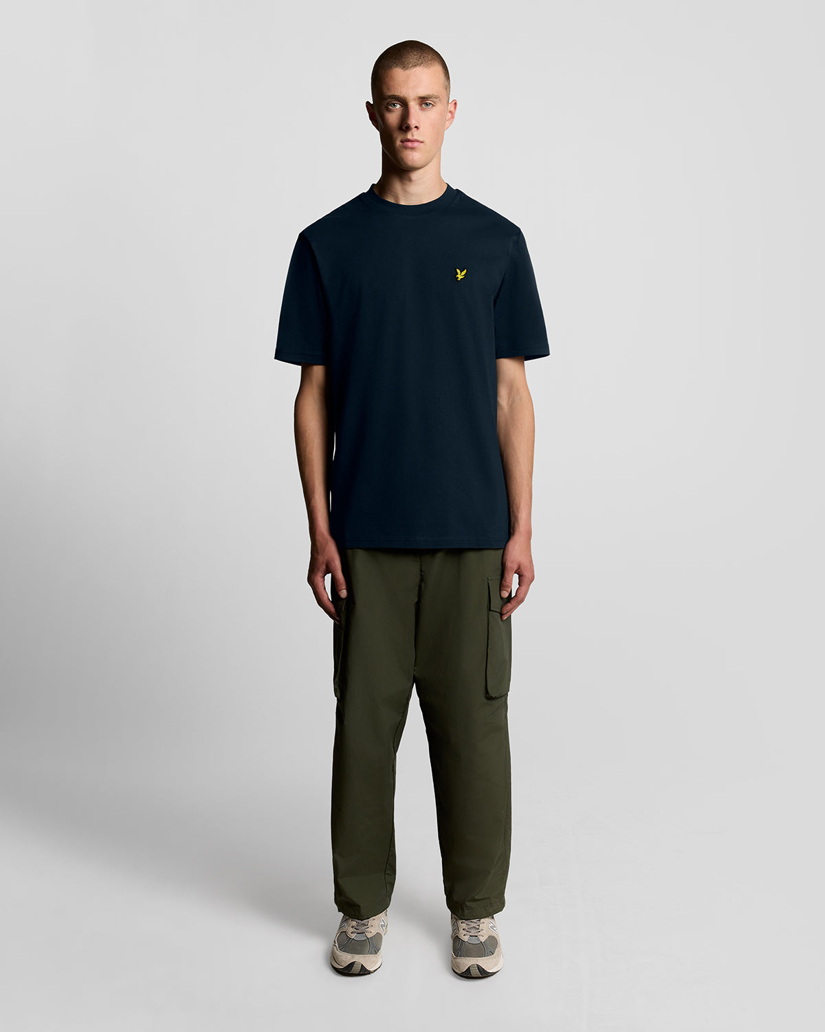 Uomo con maglietta oversize in cotone a girocollo blu scuro
