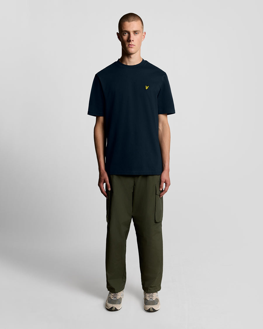 Uomo con maglietta oversize in cotone a girocollo blu scuro