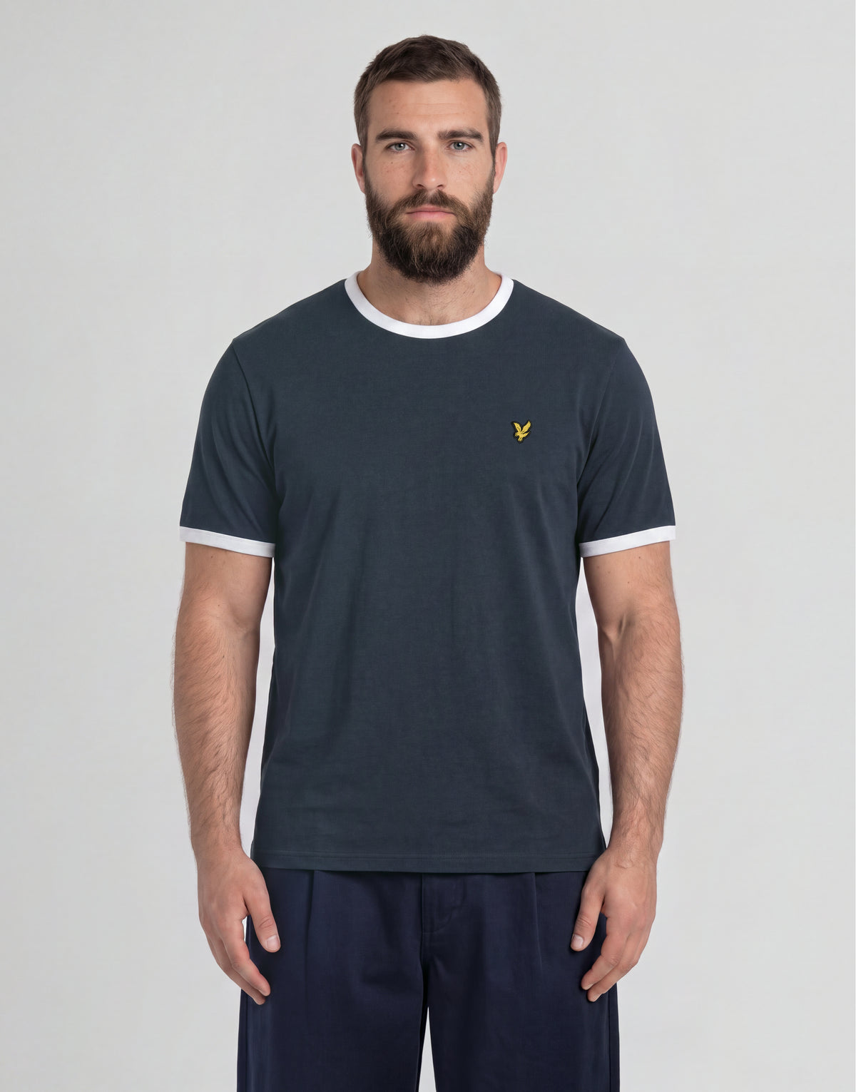 L'uomo indossa una maglietta a girocollo in cotone con bordino della linea Big & Tall nei colori blu navy scuro / bianco