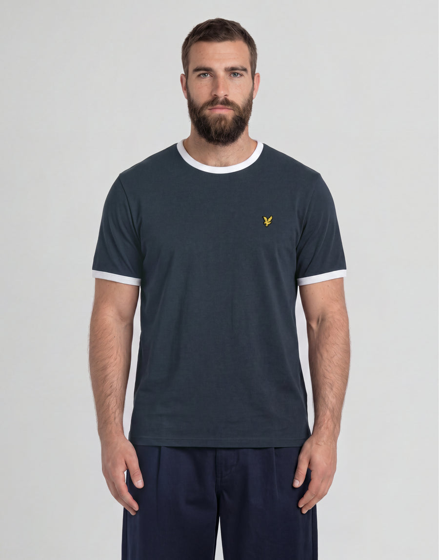 L'uomo indossa una maglietta a girocollo in cotone con bordino della linea Big & Tall nei colori blu navy scuro / bianco