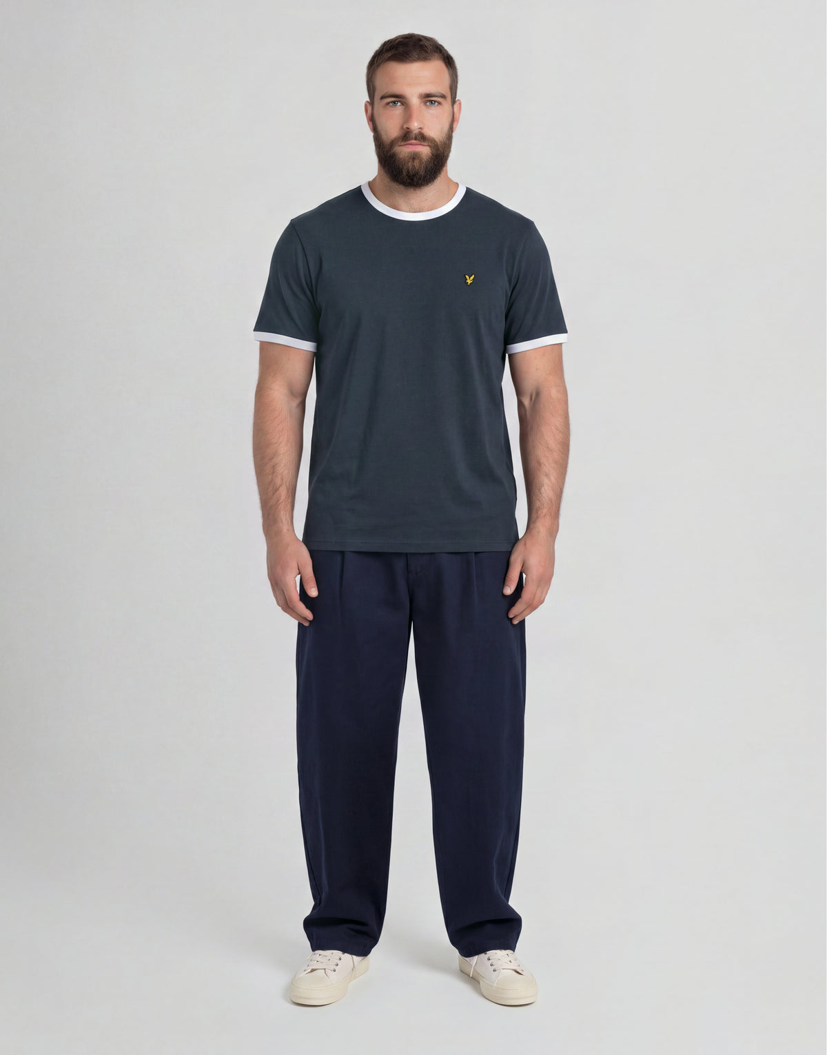 L'uomo indossa una maglietta a girocollo in cotone con bordino della linea Big & Tall nei colori blu navy scuro / bianco