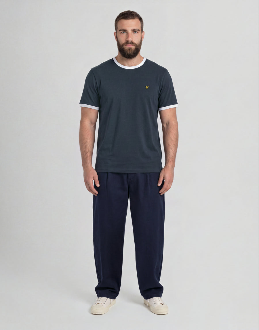 L'uomo indossa una maglietta a girocollo in cotone con bordino della linea Big & Tall nei colori blu navy scuro / bianco