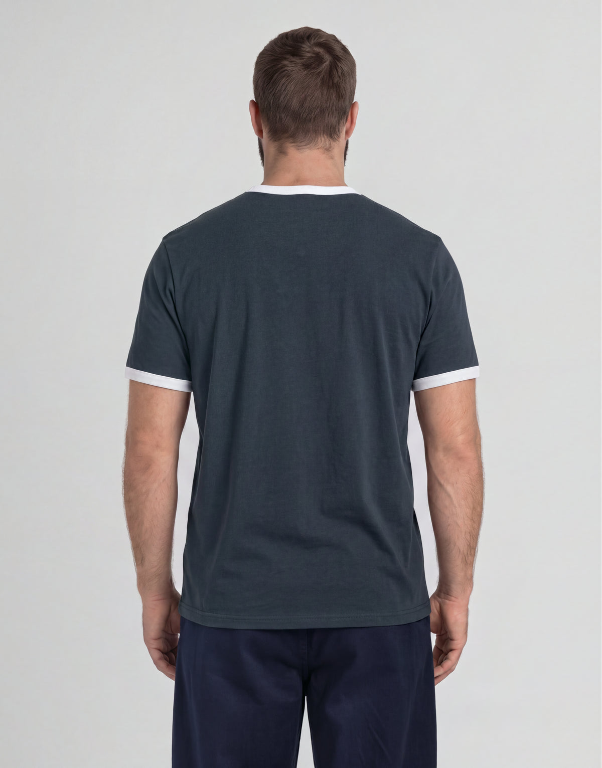 L'uomo indossa una maglietta a girocollo in cotone con bordino della linea Big & Tall nei colori blu navy scuro / bianco