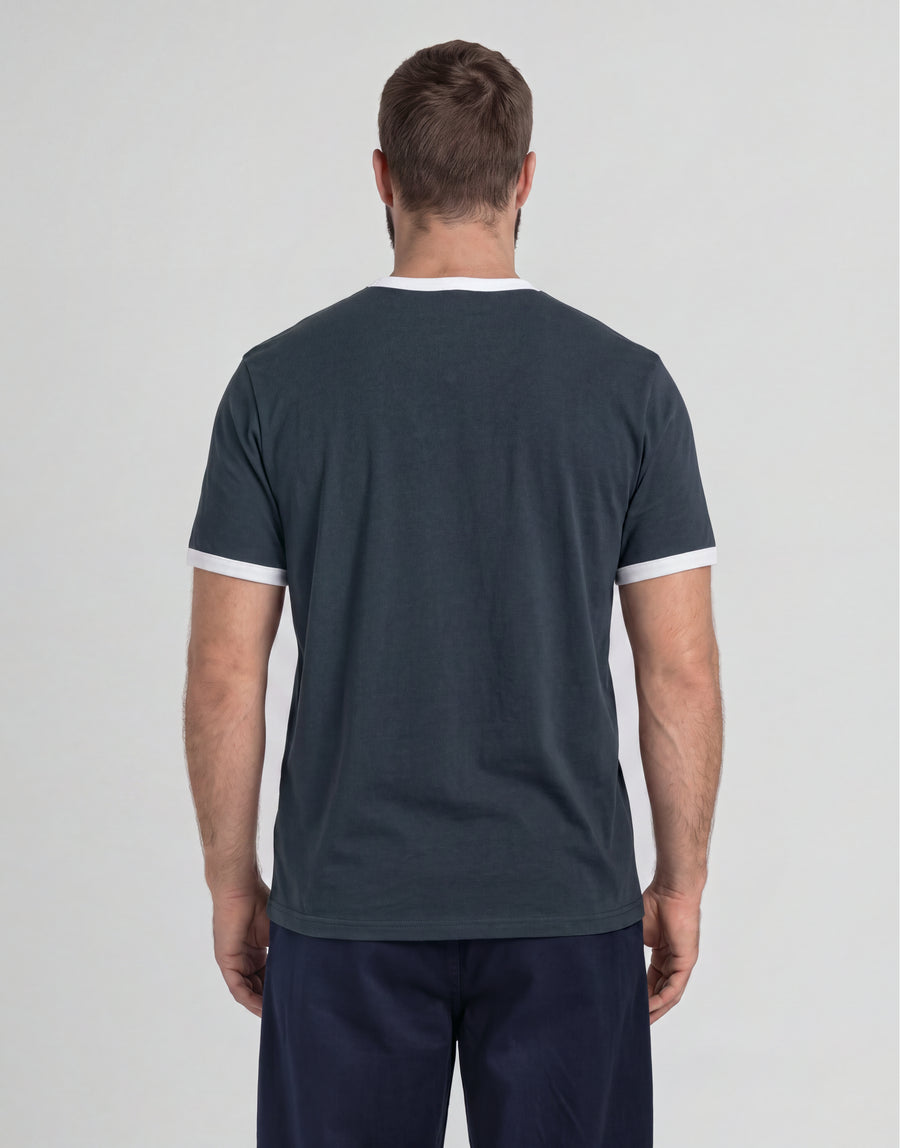 L'uomo indossa una maglietta a girocollo in cotone con bordino della linea Big & Tall nei colori blu navy scuro / bianco