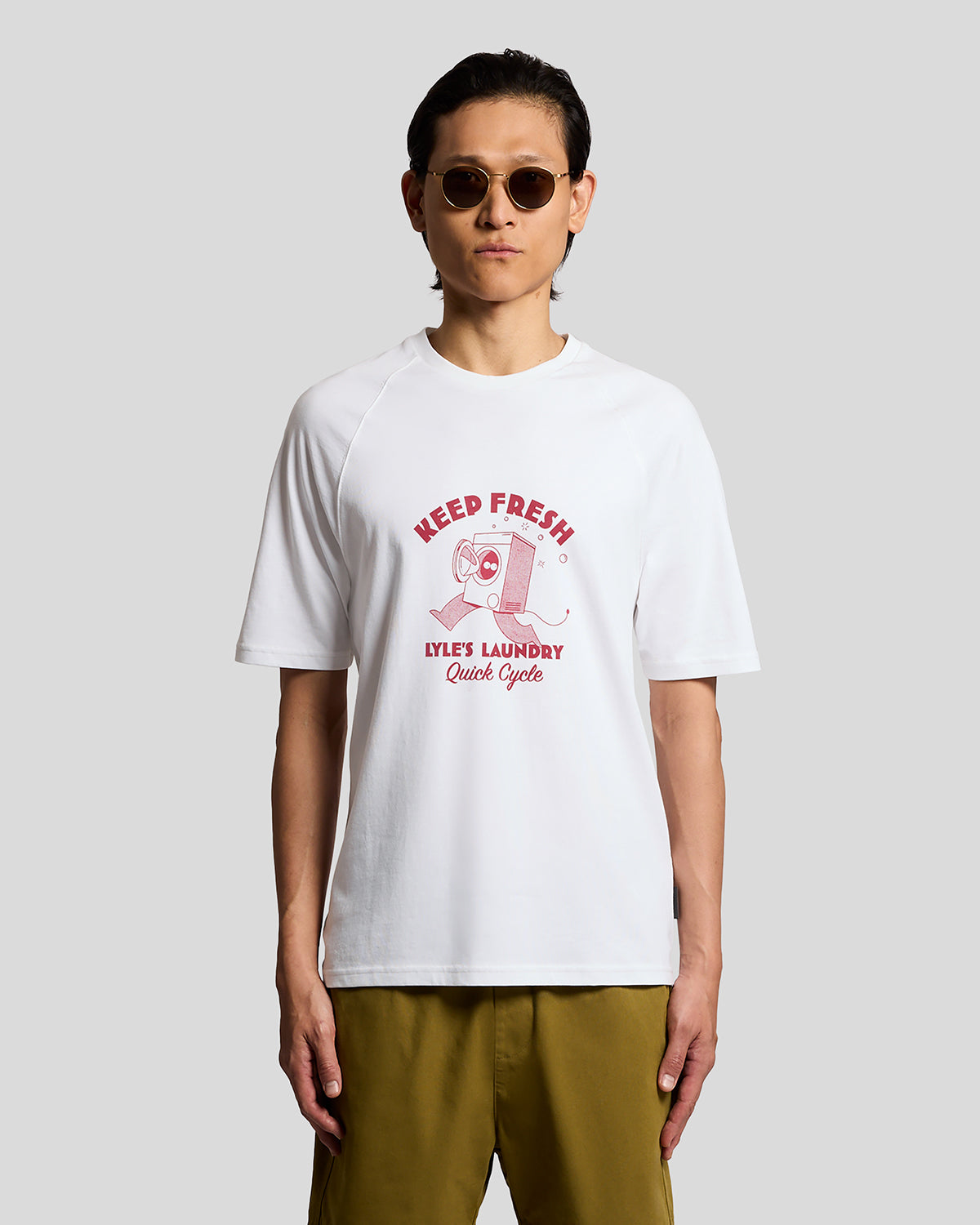 Homme portant un t-shirt à motif sur la poitrine, blanc et rouge cerise