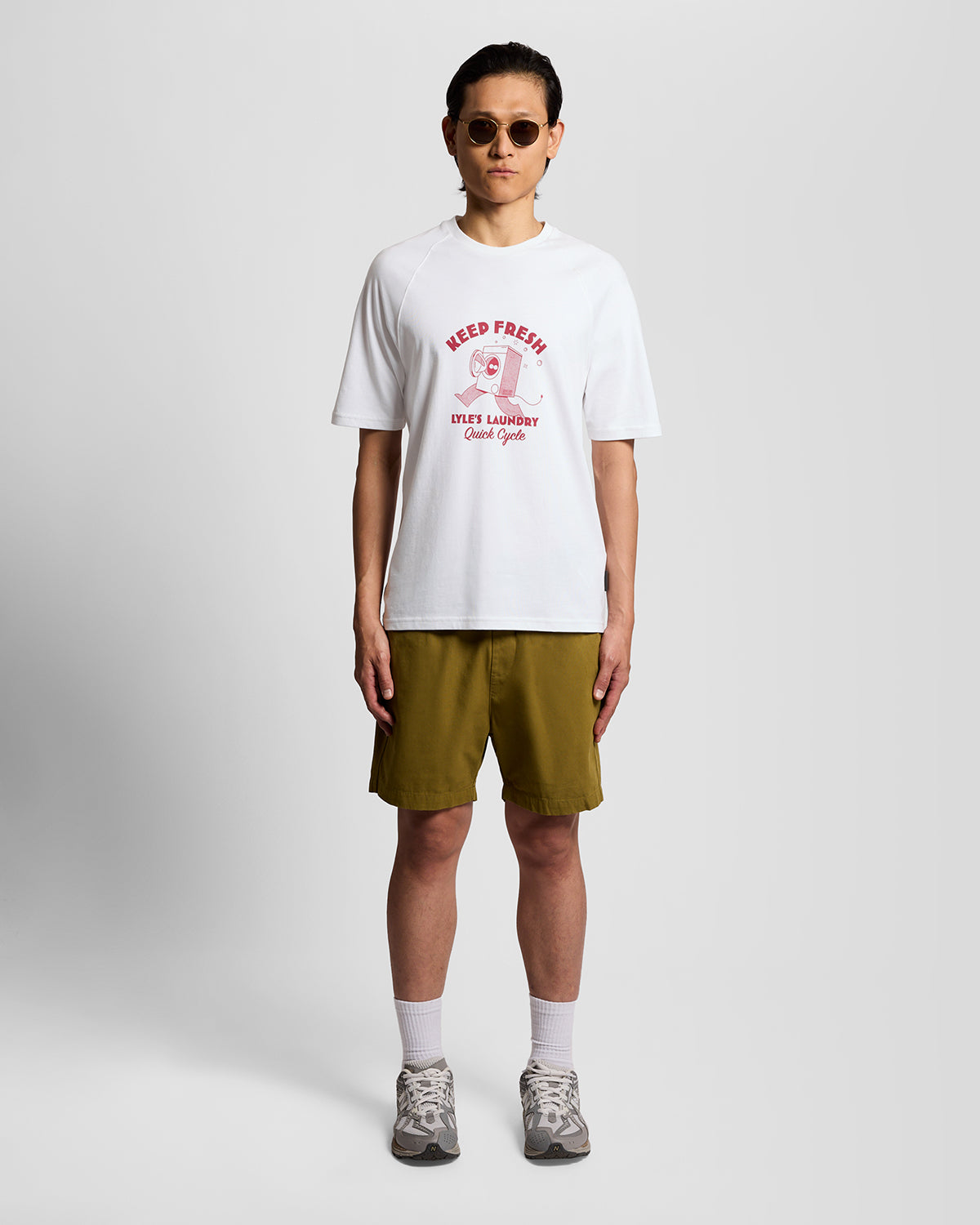Homme portant un t-shirt à motif sur la poitrine, blanc et rouge cerise