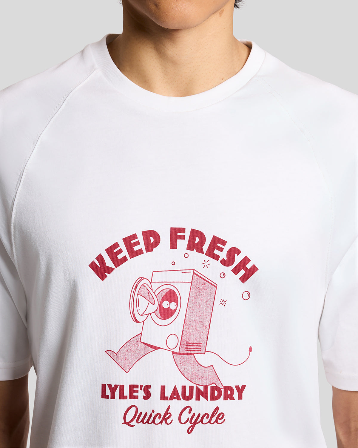 Homme portant un t-shirt à motif sur la poitrine, blanc et rouge cerise