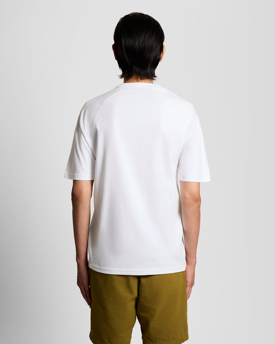 Homme portant un t-shirt à motif sur la poitrine, blanc et rouge cerise