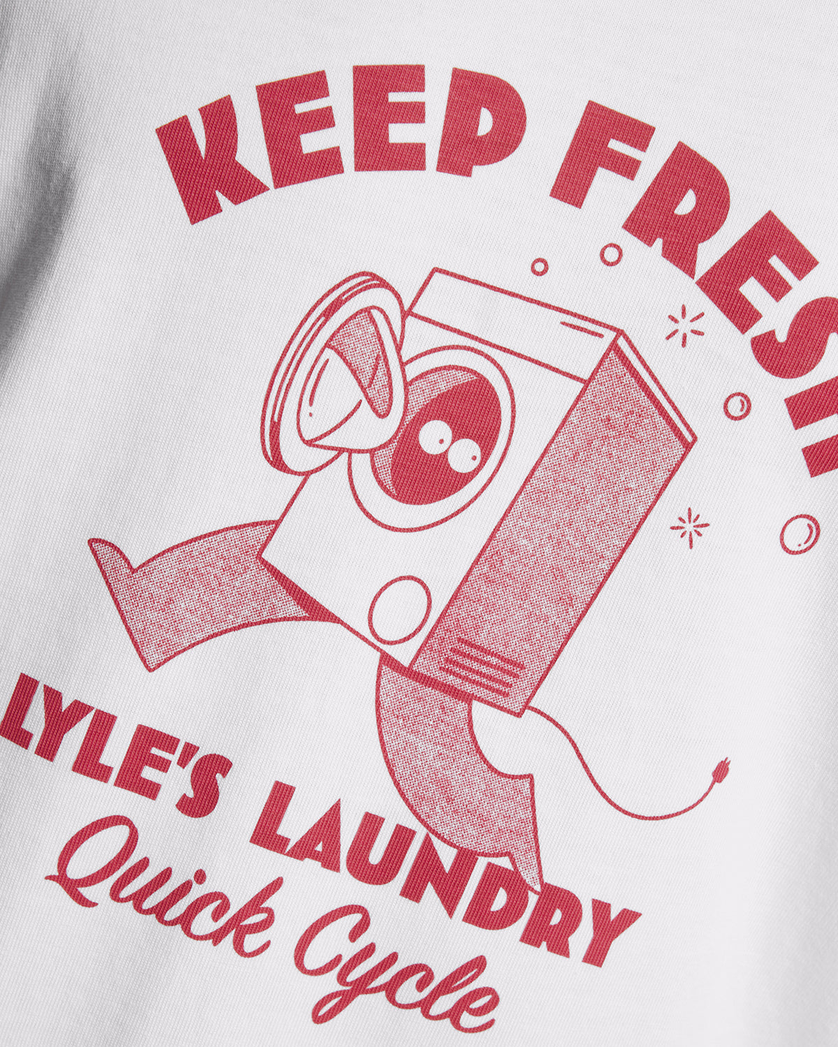 Homme portant un t-shirt à motif sur la poitrine, blanc et rouge cerise