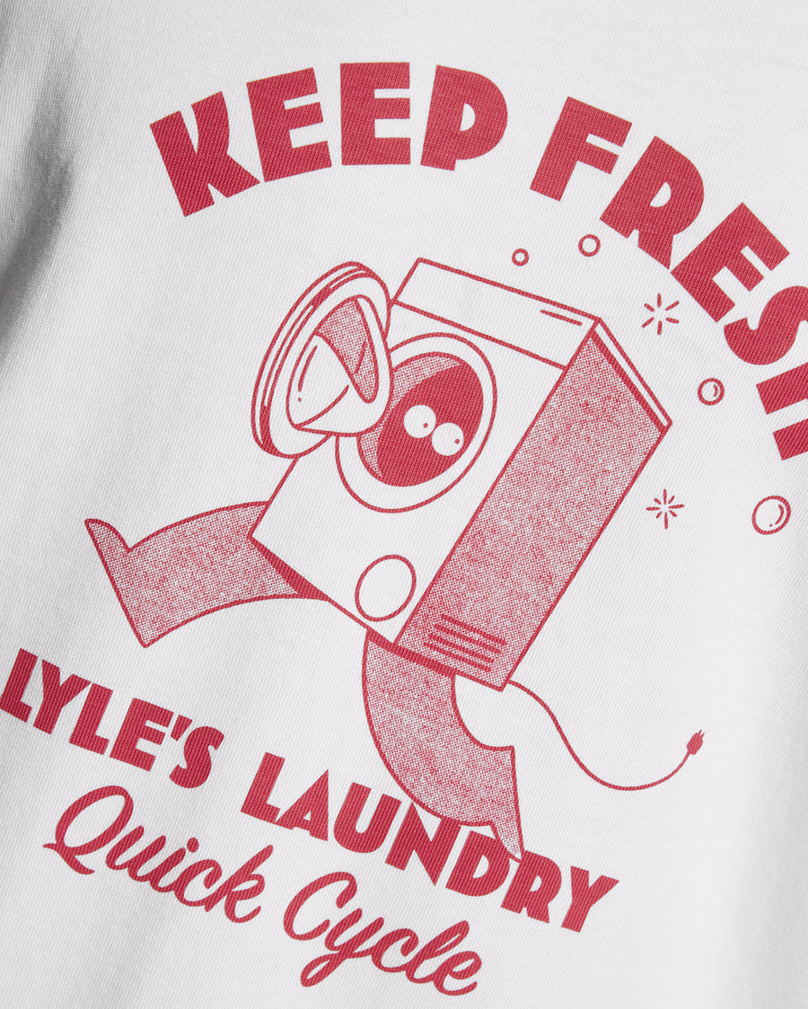 Homme portant un t-shirt à motif sur la poitrine, blanc et rouge cerise