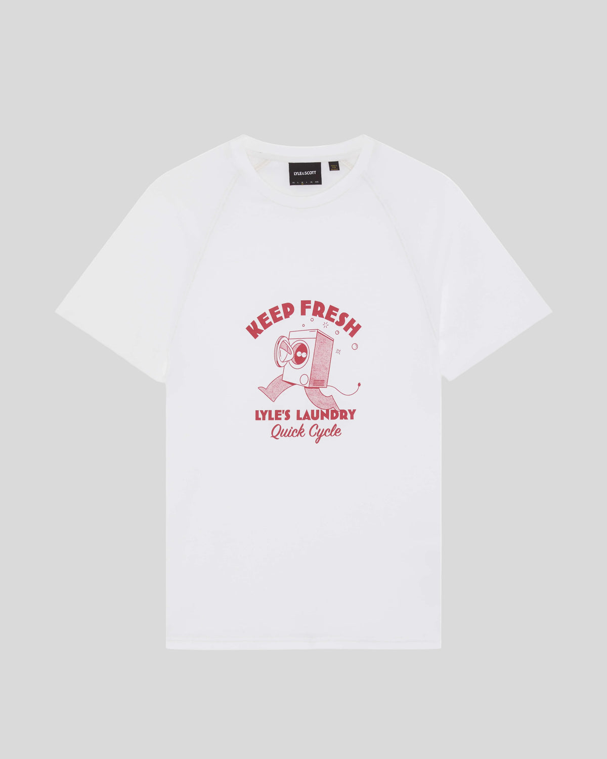 Homme portant un t-shirt à motif sur la poitrine, blanc et rouge cerise