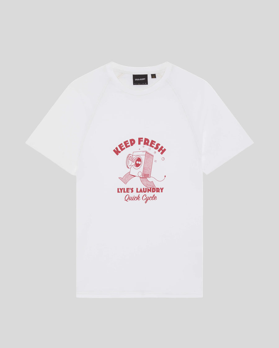 Homme portant un t-shirt à motif sur la poitrine, blanc et rouge cerise