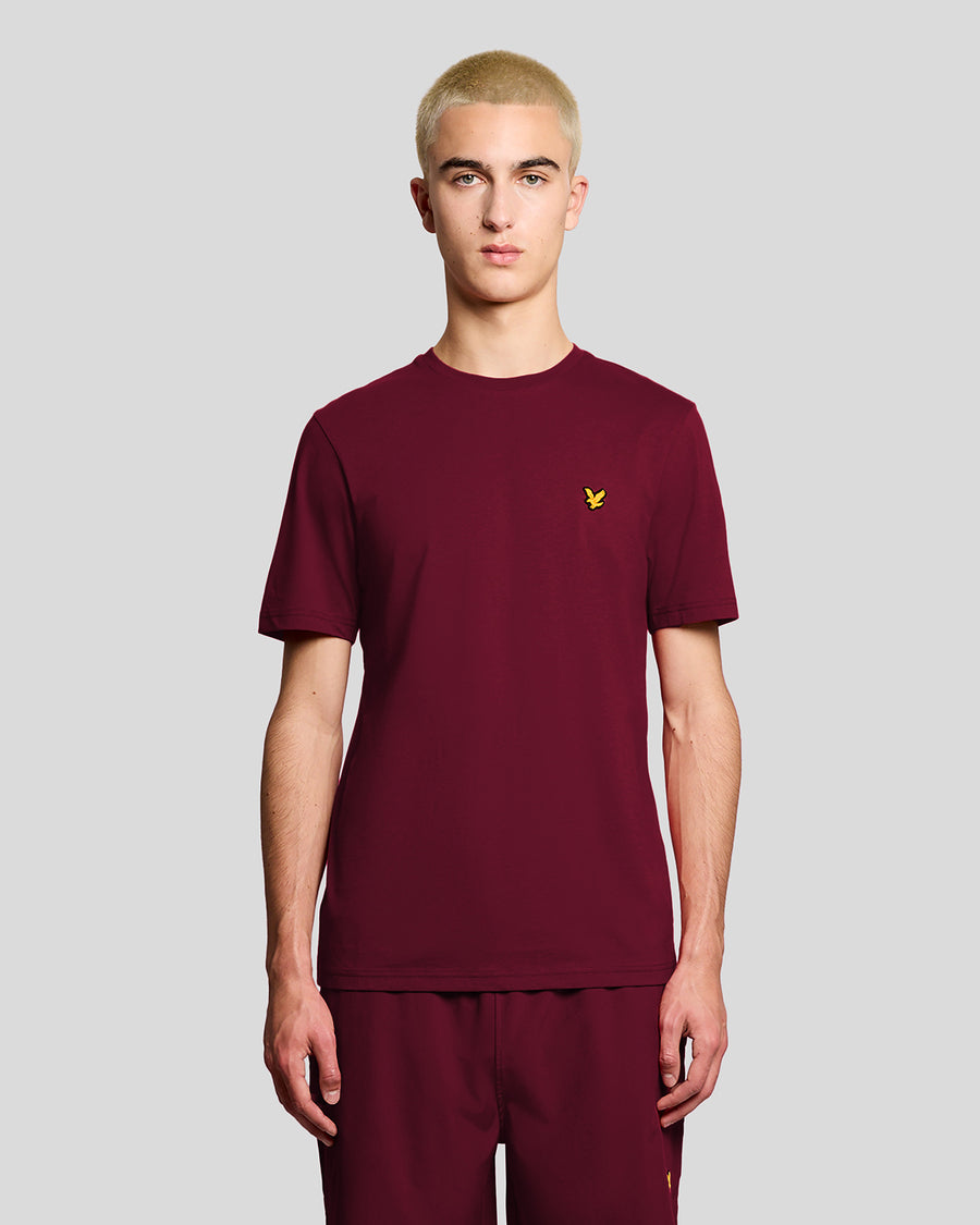 Hombre con camiseta deportiva de color ciruela