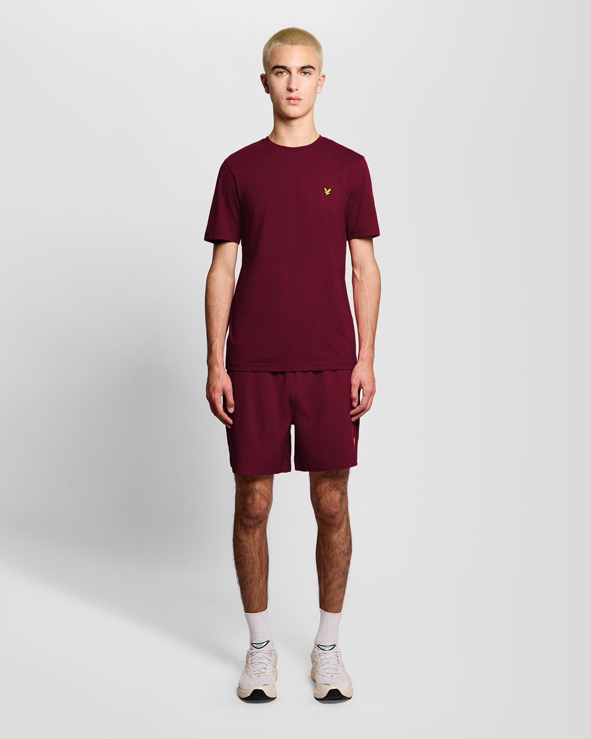 Hombre con camiseta deportiva de color ciruela