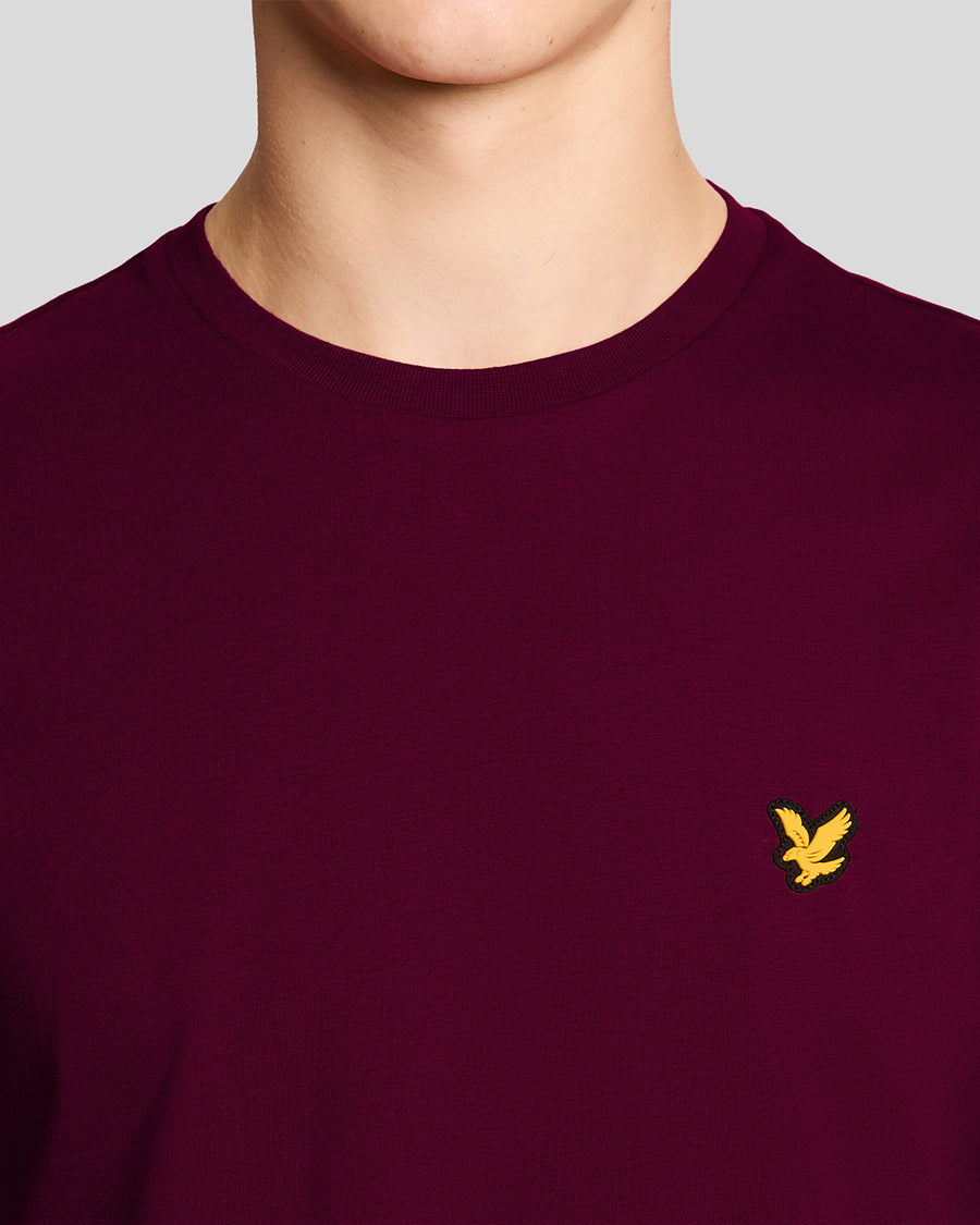 Hombre con camiseta deportiva de color ciruela
