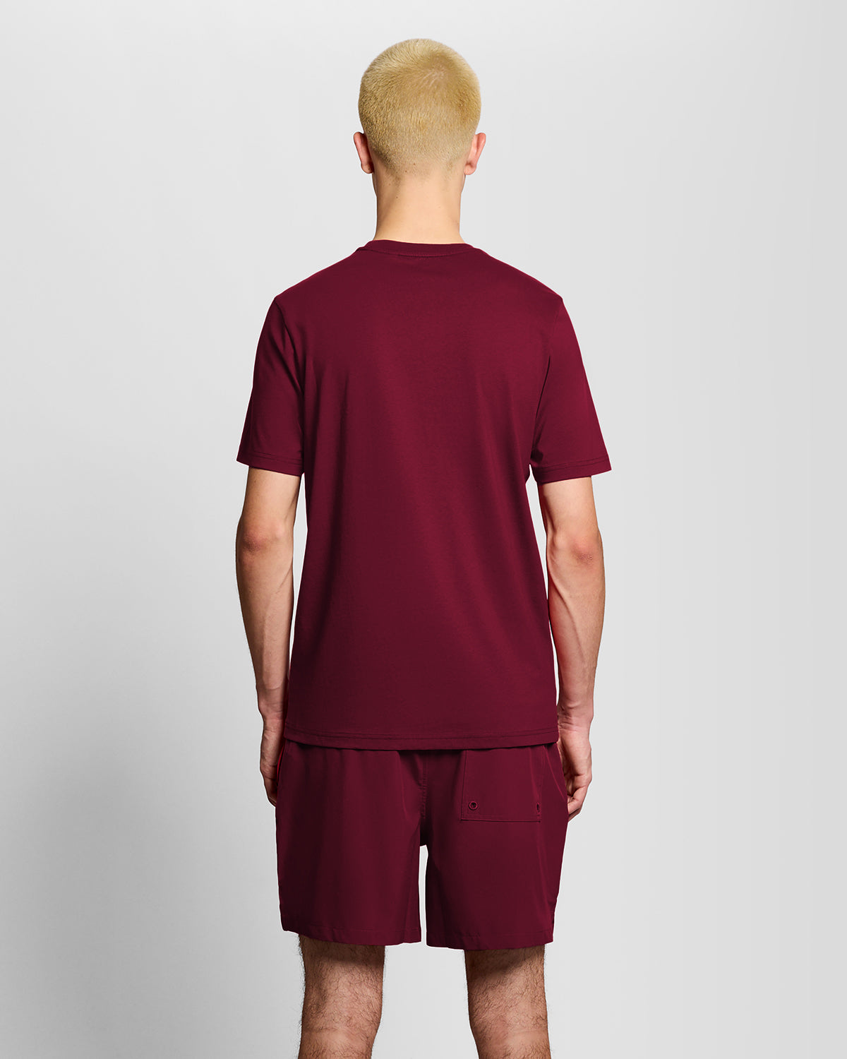 Hombre con camiseta deportiva de color ciruela