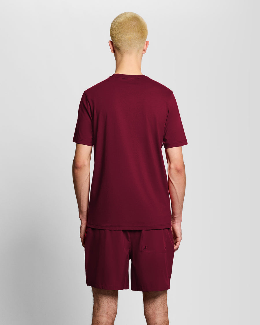 Hombre con camiseta deportiva de color ciruela