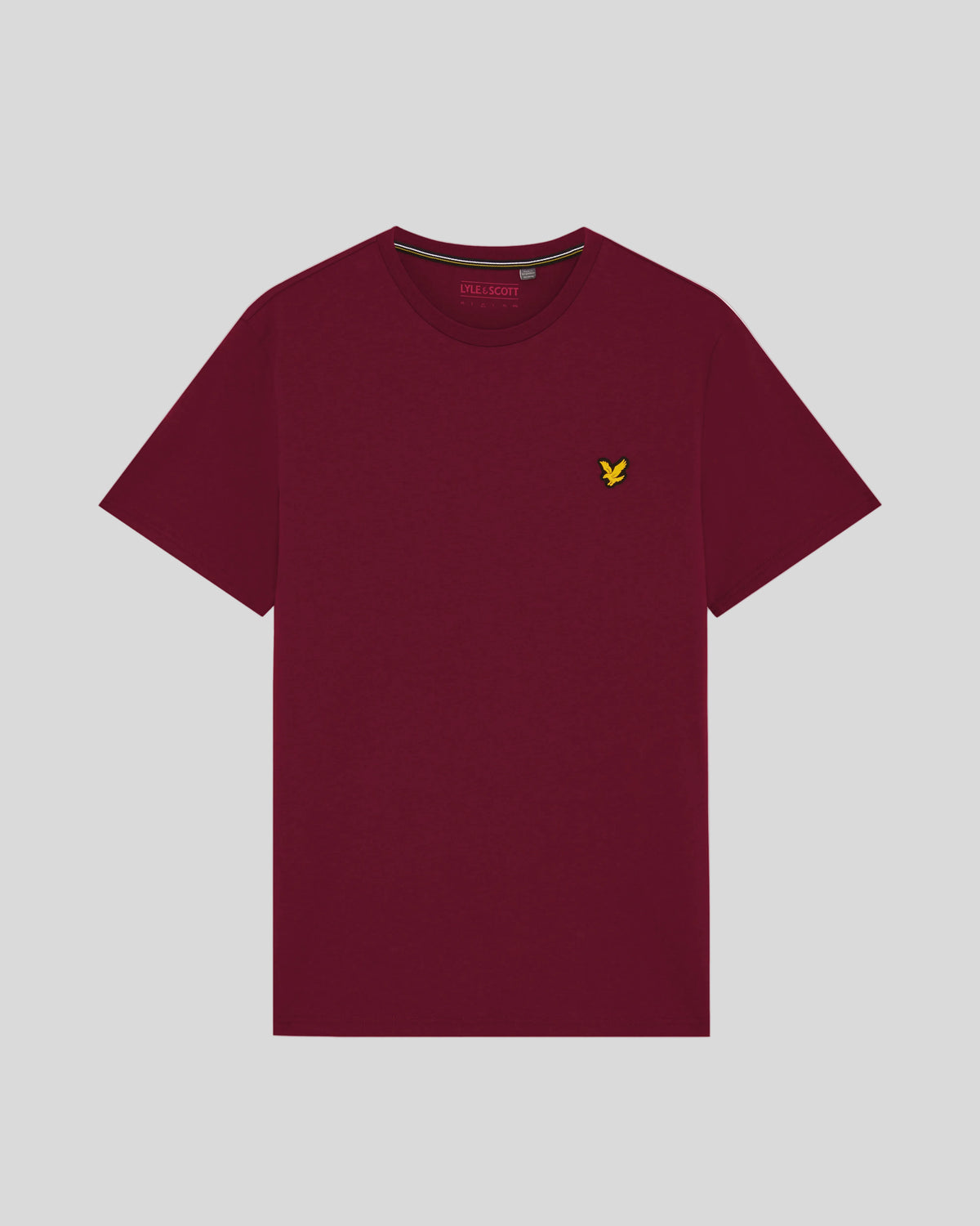 Hombre con camiseta deportiva de color ciruela