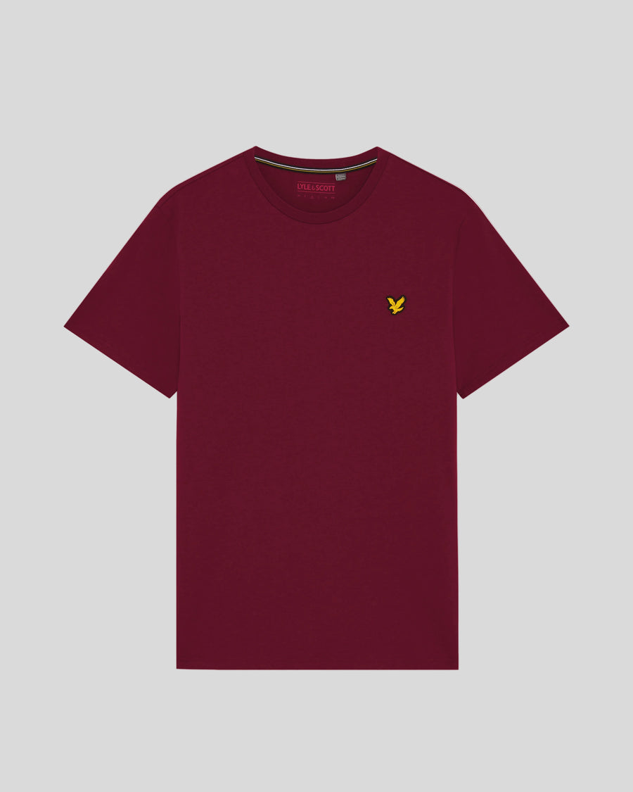 Hombre con camiseta deportiva de color ciruela