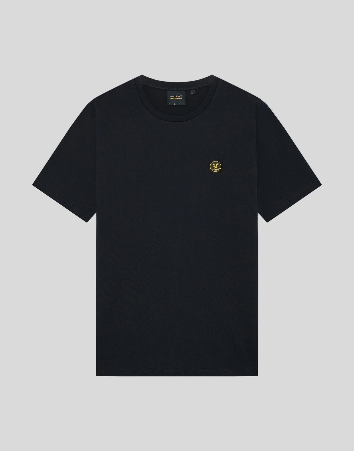 Aufnahme von einem Mann, der ein „Archive Cotton“-T-Shirt in Dunkelblau trägt