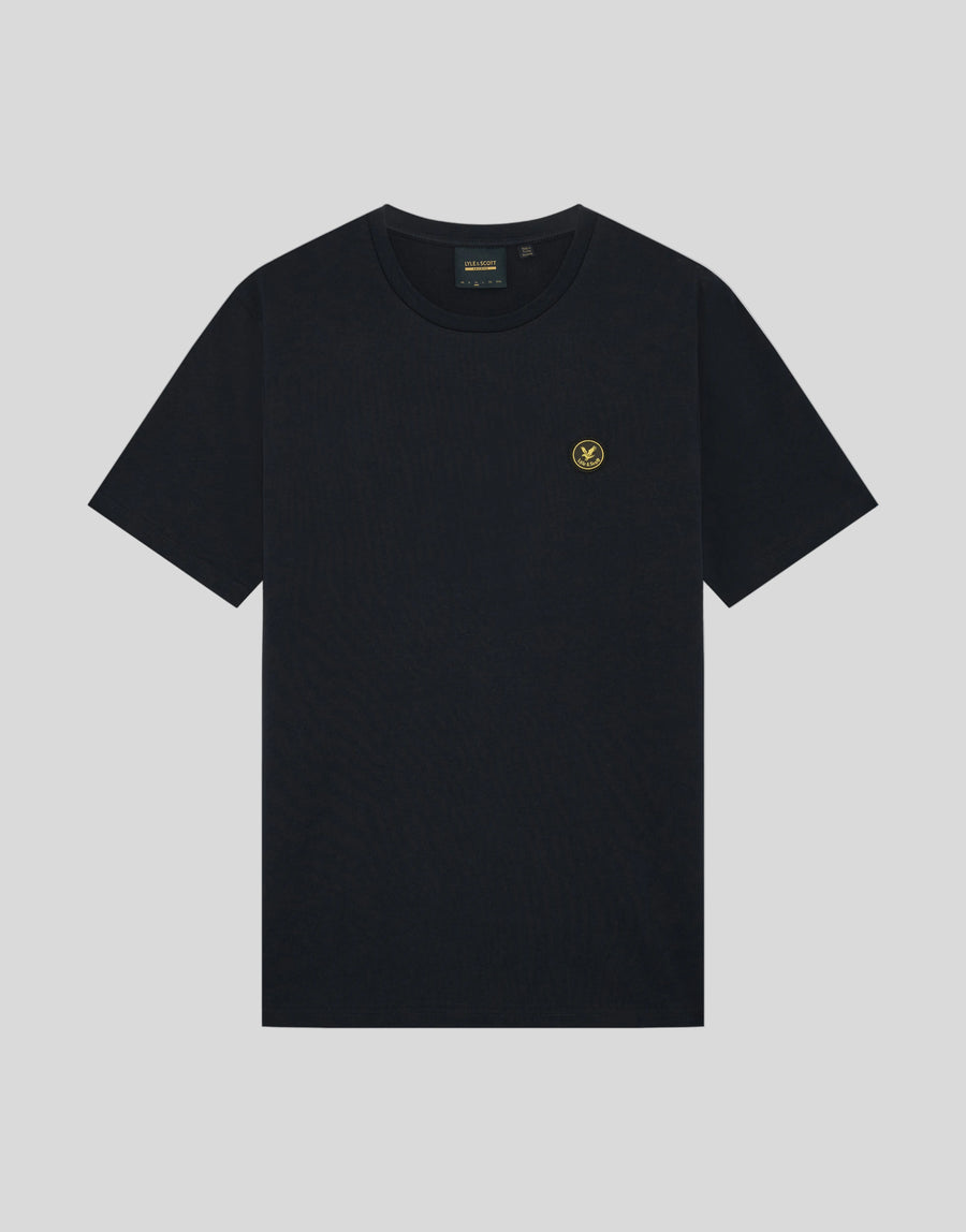 Aufnahme von einem Mann, der ein „Archive Cotton“-T-Shirt in Dunkelblau trägt