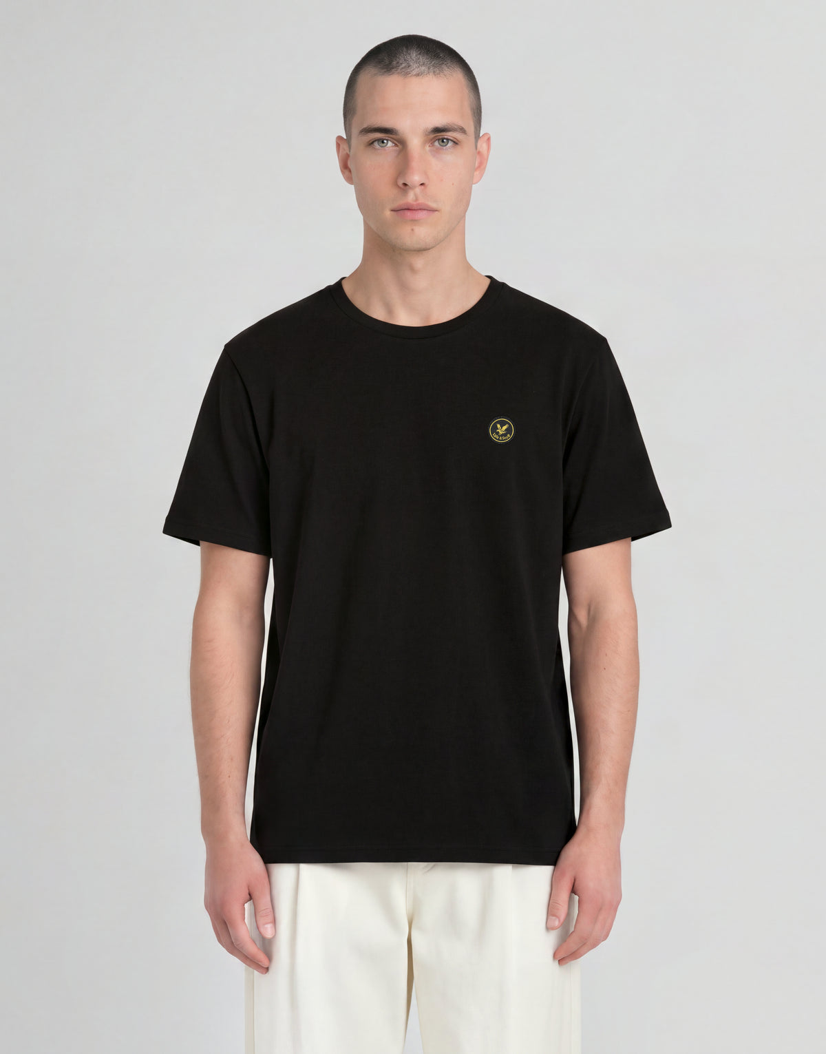 Man draagt een ‘Man wears’ Archive katoenen T-shirt in Jet Black