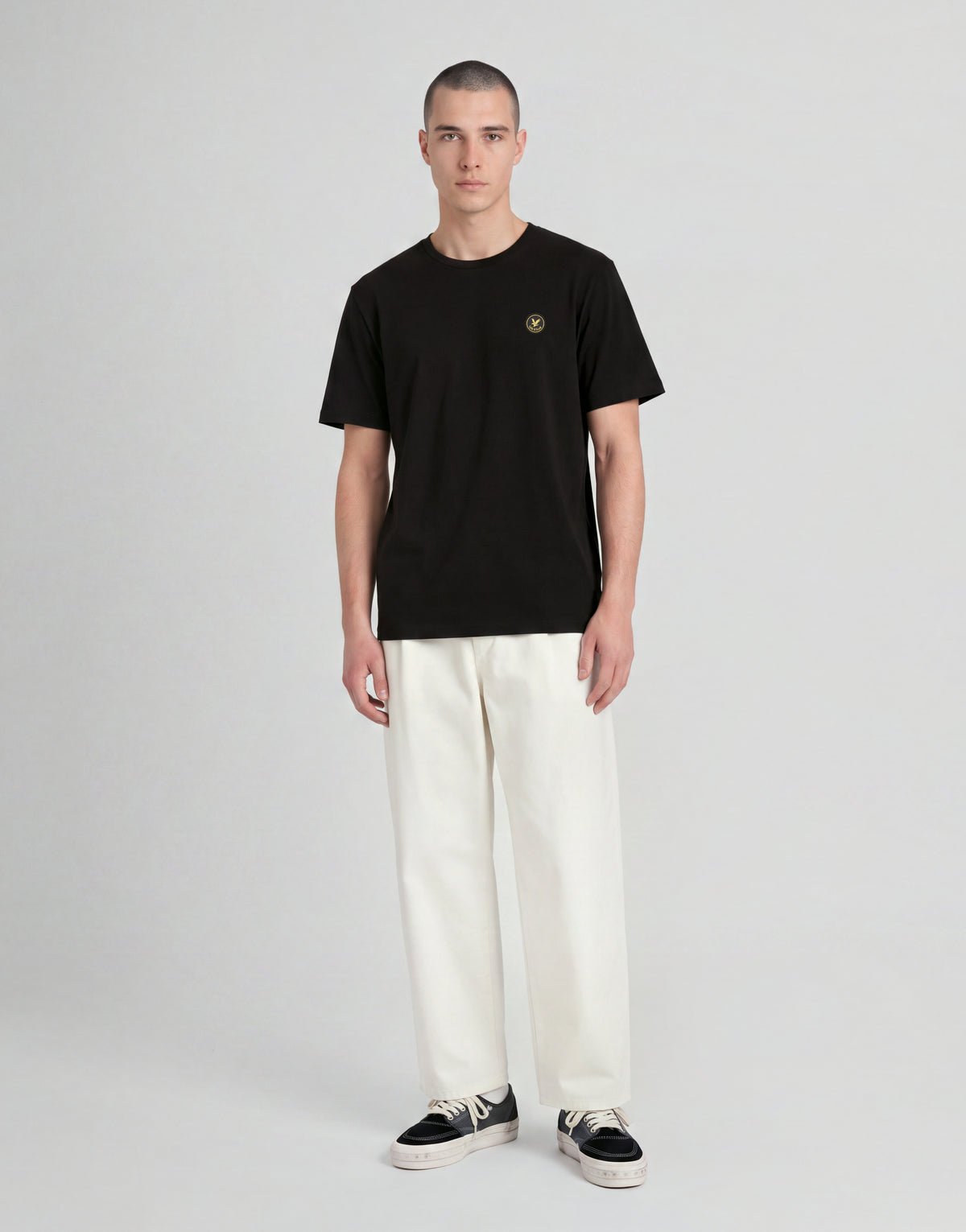 Man draagt een ‘Man wears’ Archive katoenen T-shirt in Jet Black