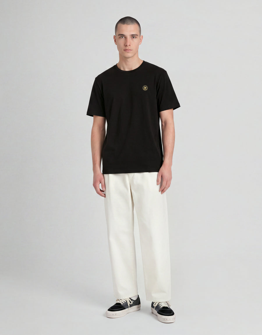 Man draagt een ‘Man wears’ Archive katoenen T-shirt in Jet Black