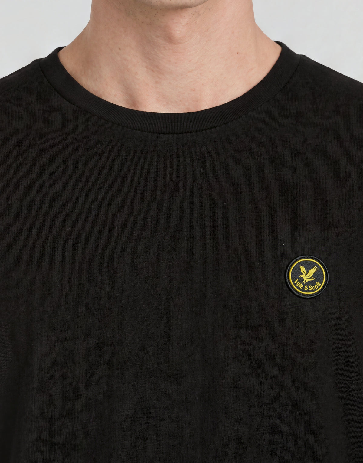 Man draagt een ‘Man wears’ Archive katoenen T-shirt in Jet Black
