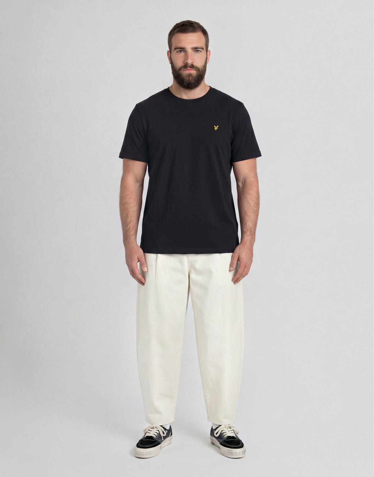 Man draagt een katoenen T-shirt met ronde hals uit de Big & Tall-collectie in de kleur Jet Black