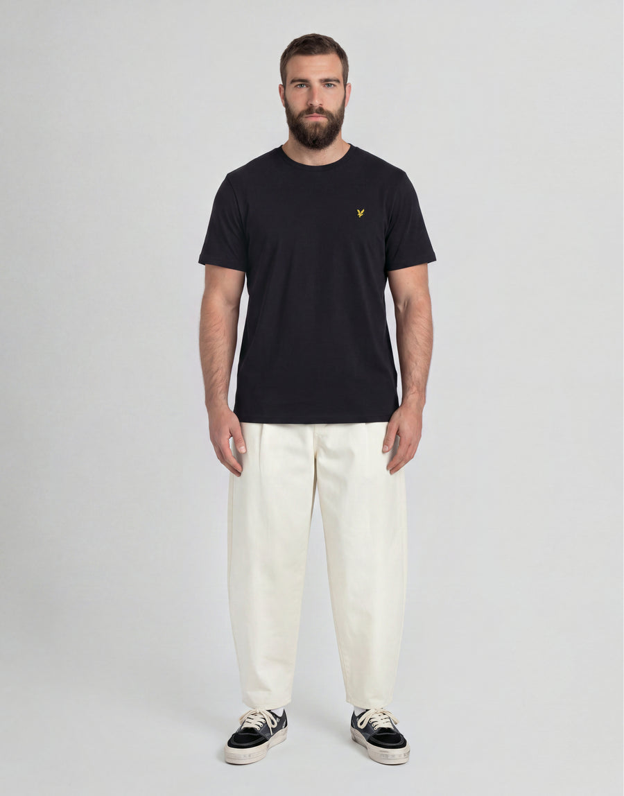 Man draagt een katoenen T-shirt met ronde hals uit de Big & Tall-collectie in de kleur Jet Black