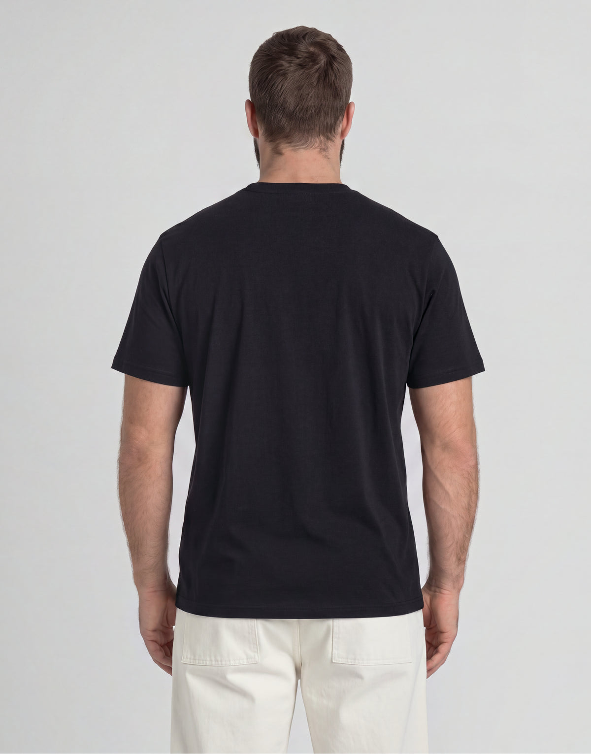 Man draagt een katoenen T-shirt met ronde hals uit de Big & Tall-collectie in de kleur Jet Black