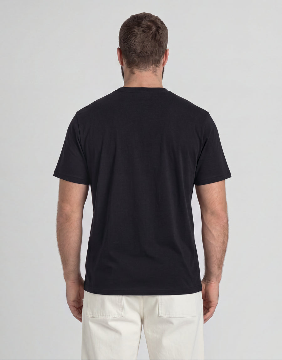 Man draagt een katoenen T-shirt met ronde hals uit de Big & Tall-collectie in de kleur Jet Black