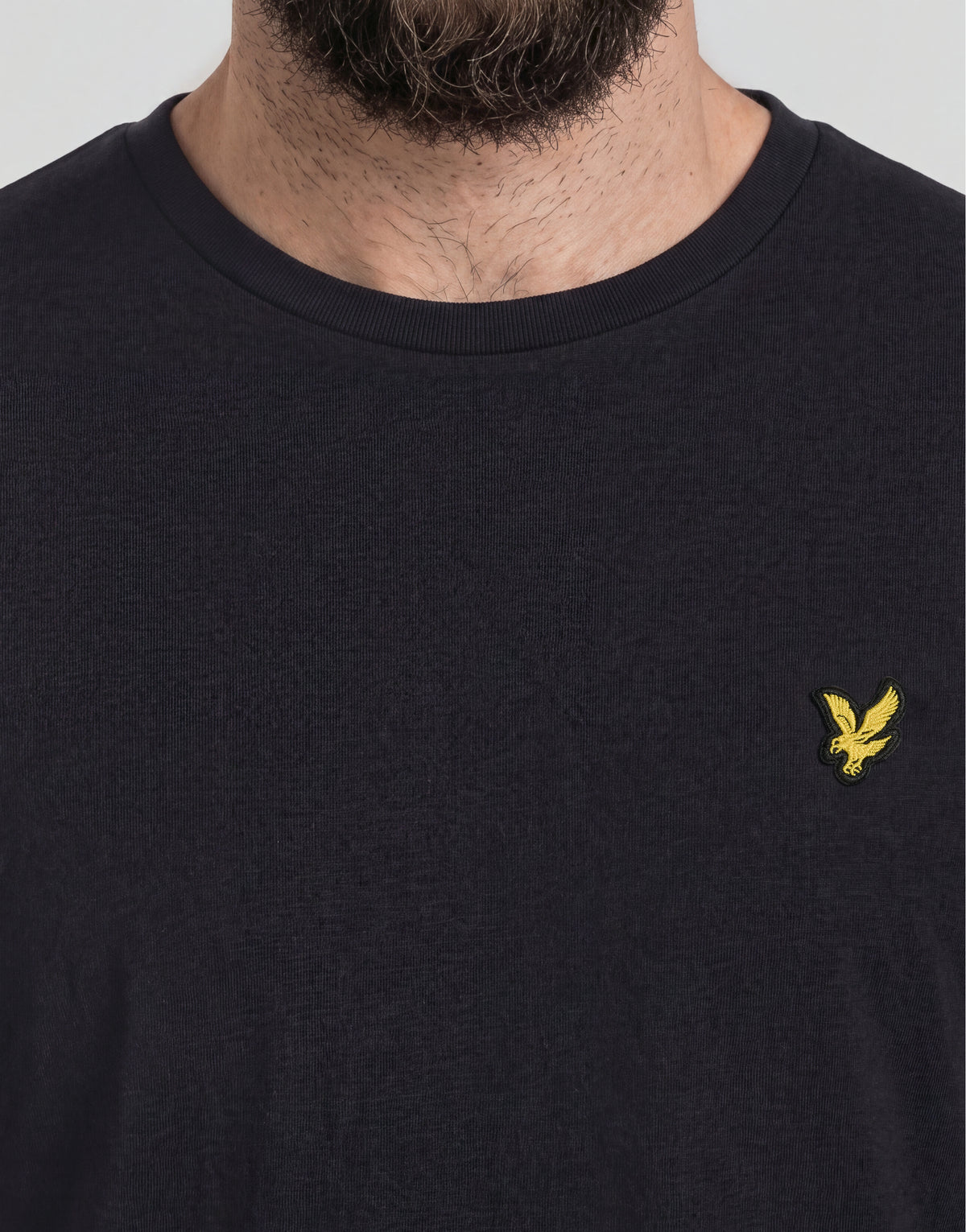 Man draagt een katoenen T-shirt met ronde hals uit de Big & Tall-collectie in de kleur Jet Black