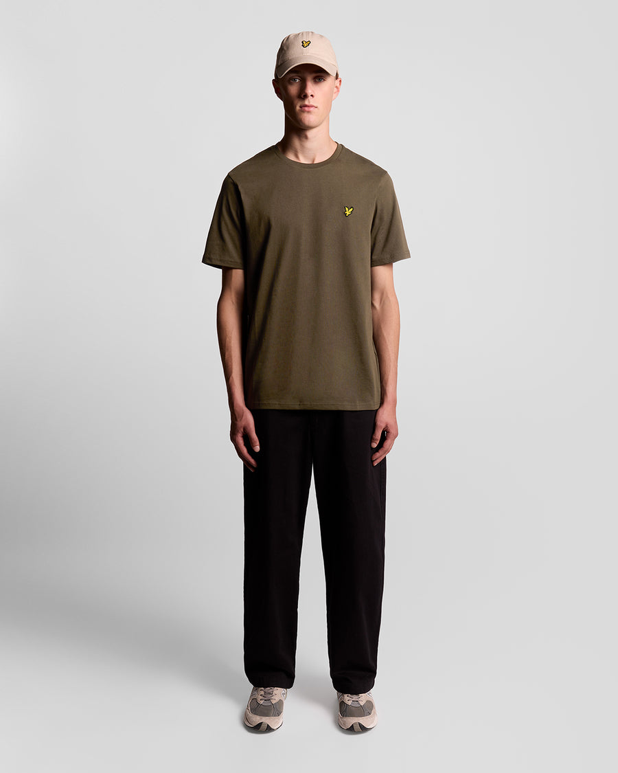 Man draagt een katoenen T-shirt met ronde hals in de kleur olijfgroen