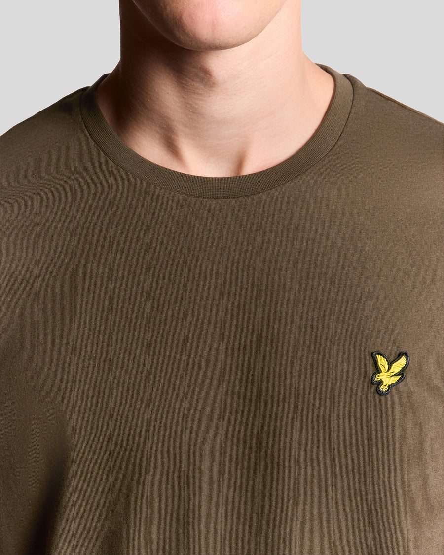 Man draagt een katoenen T-shirt met ronde hals in de kleur olijfgroen
