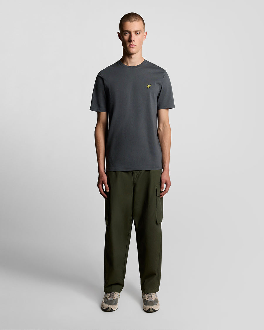 Homme portant un t-shirt à col rond en coton, couleur gris métallisé