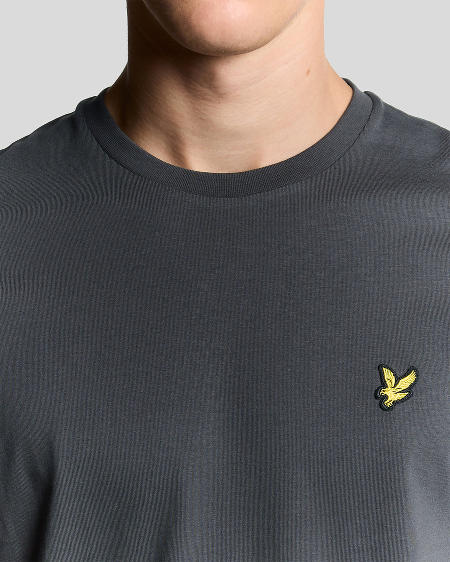 Homme portant un t-shirt à col rond en coton, couleur gris métallisé
