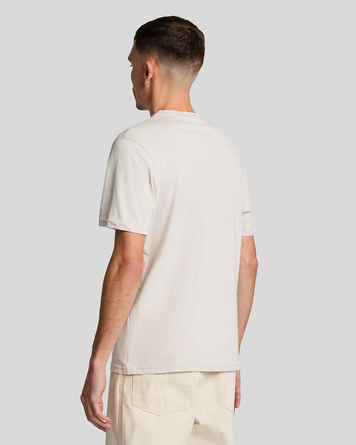 Un homme porte un t-shirt en coton à col rond de couleur Cove
